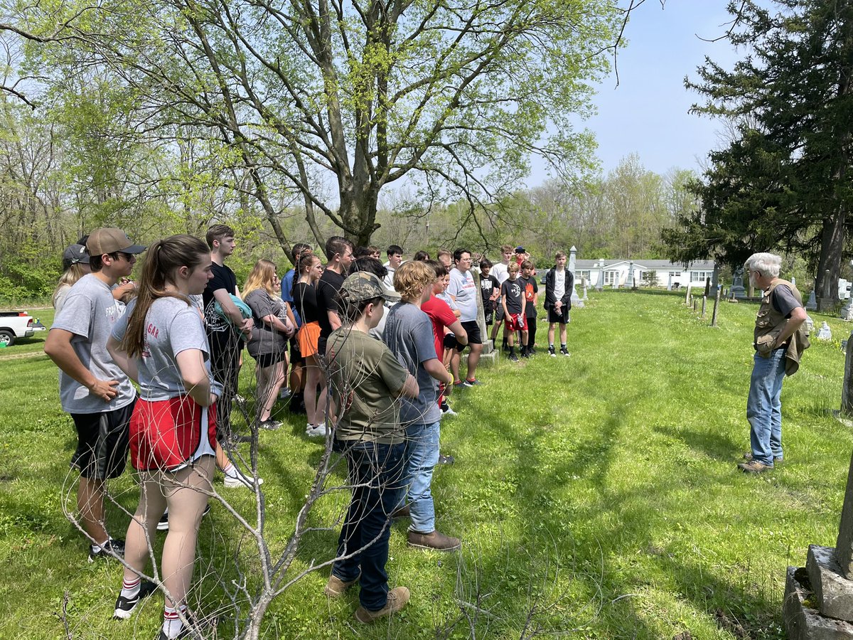 TheKevinMCline's tweet photo. Instructions from the master before we start our historic headstone restoration! #FHSHistory #FJSHSDayOfService @FranktonEagles https://t.co/dieuErdkYE