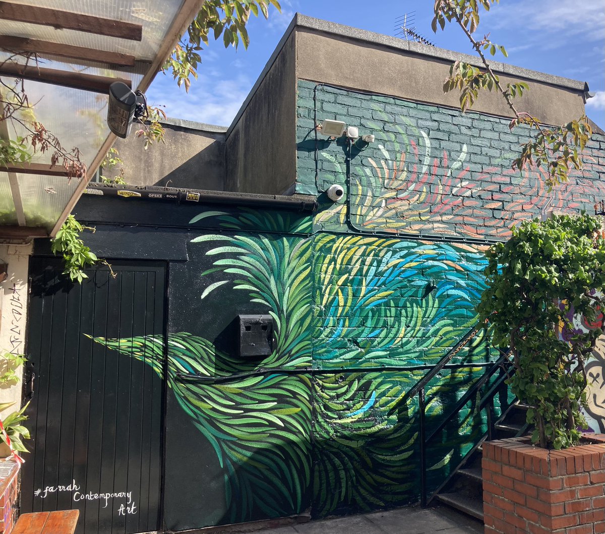 Thank you Farrah! We bloody love it 🤩 #bristol #bristolart #bristolindependent #bristolpubart #bristolpub #bristolpubgarden #stokescroft #farrahcontemporaryart #thebell #bristolartists