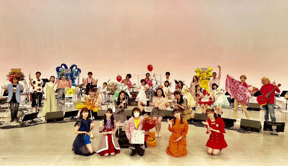 kato_izumi's tweet photo. きくち Pさま💓
記念すべきお誕生日おめでとうございます🎂

今夜は可愛い女子たちが集まって大賑わいでした✨
久しぶりにエビ中ちゃんたちに会えたのも嬉しかった😃
(ブリトラもびっくりw)

アカペラはVOJAのサトルさんに手伝っていただき本当に感謝です🙏

#しおこうじフォーク村 https://t.co/cFFFbQsibo