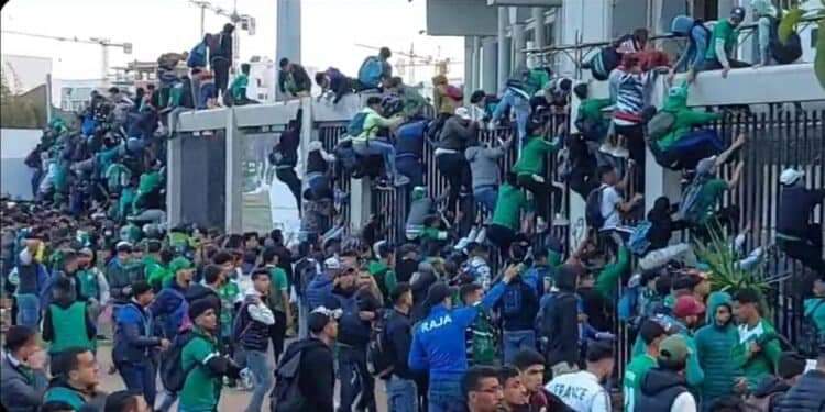 ch_chosama147's tweet photo. المنظر ده كان في ماتش من كان يوم مش من سنين البلد اللي فشلت في تنظيم ماتش فاقتحم الجمهور الاستاد بالمنظر ده غير اقتحام الجمهور لارض الملعب الاتحاد الفاسد بيكافئهم وبيدلهم تنظيم مبارة النهائي 
#StopCafCorruption https://t.co/oohsjWcKjt