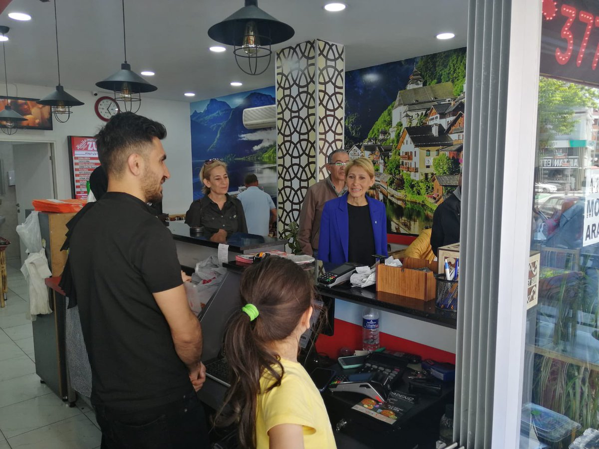 iyipartikartal1's tweet photo. İlçe Başkanımız Sn. Dilruba Oğulcuklu önderliğinde mahalle ziyaretlerimize hız kesmeden devam ediyoruz. Bugün Soğanlık Orta ve Gümüşpınar Mahallelerindeki esnaf ve sakinleri ile buluştuk, sorun ve taleplerini dinledik. https://t.co/vh4zdHMuSg
