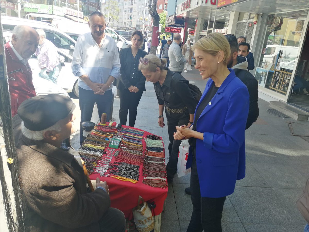 iyipartikartal1's tweet photo. İlçe Başkanımız Sn. Dilruba Oğulcuklu önderliğinde mahalle ziyaretlerimize hız kesmeden devam ediyoruz. Bugün Soğanlık Orta ve Gümüşpınar Mahallelerindeki esnaf ve sakinleri ile buluştuk, sorun ve taleplerini dinledik. https://t.co/vh4zdHMuSg