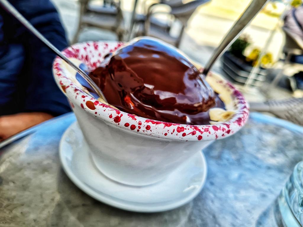 viaggimperfetti's tweet photo. Il #caldofreddo di San Vito Lo Capo.
Gelato, meglio se caffè o pistacchio, pan di spagna, un tocco di panna montata e una goduriosa colata di cioccolato caldo sopra.
Il tutto servito in piccoli #lemmi, il recipiente in terracotta usato per servire il cous cous trapanese. https://t.co/uLck5Pnad9