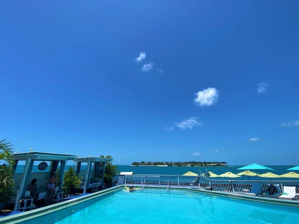 OceanKeyResort's tweet image. Tropical Distancing™ at its finest. Get refreshed with incredible harbor views while sipping on the perfect piña colada, in true laid-back Key West style.

#oceankeyresort #islandlife #keywestflorida #floridakeys #keywest #tropicaldistancing #sunsetpier #noblehousehotels