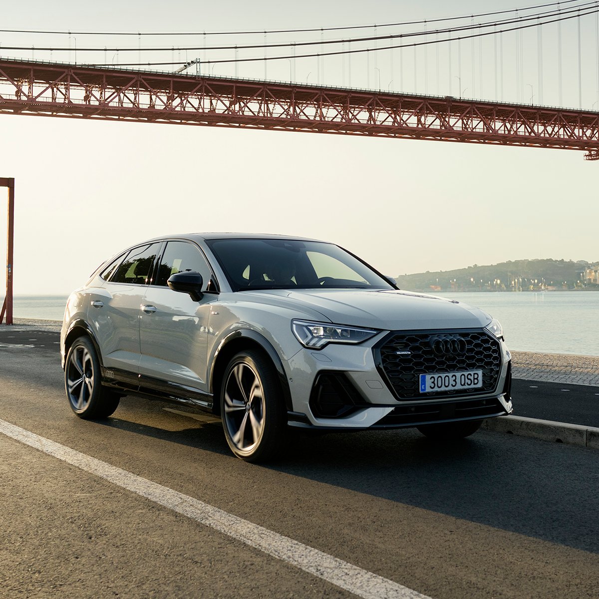 audispain's tweet photo. ¿Por qué mantener las formas si puedes sorprender con ellas? El Audi Q3 Sportback no deja a nadie indiferente con su silueta SUV coupé. Descúbrelo en https://t.co/Yiab24UcEX. 
#Audi #AudiQ3Sportback https://t.co/M4GZdxeTtI