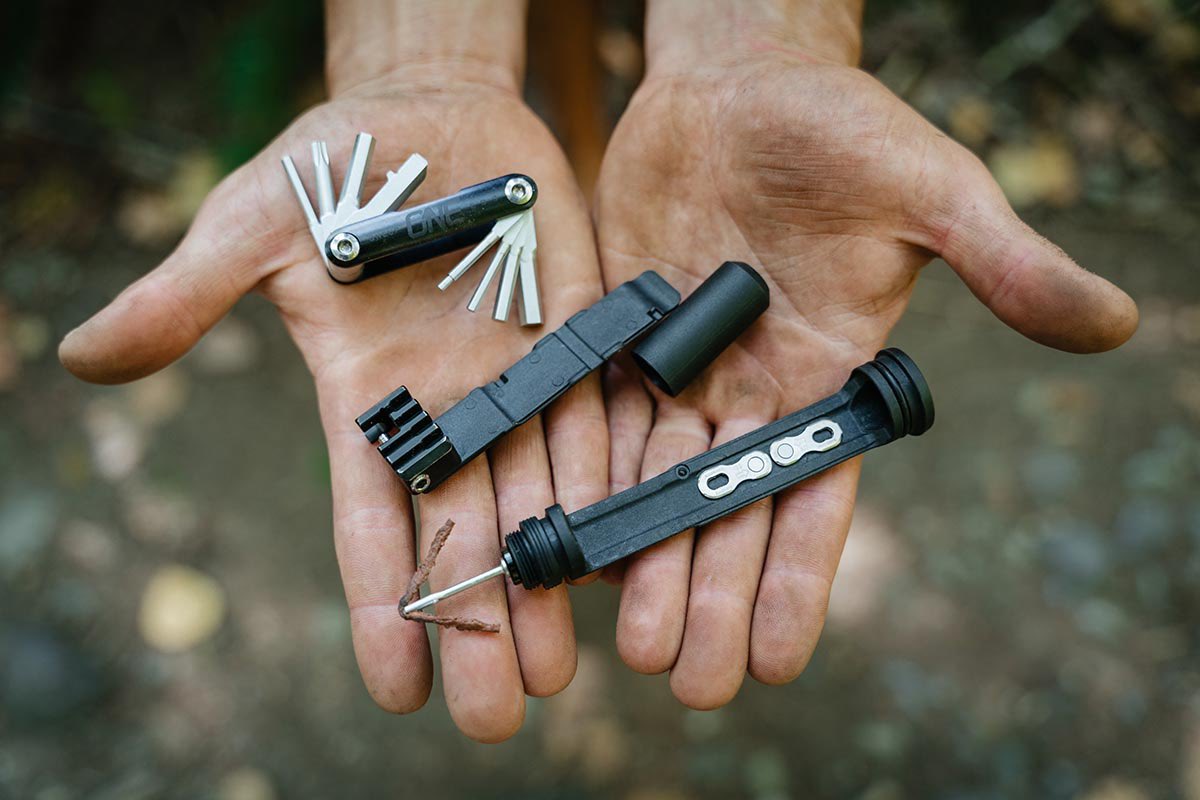 grayomtb's tweet photo. So #mtb chaps and ladies, I find myself needing to seek a solution to carry tools, a tyre lance and some bacon for the Spesh. The @OneUpComponents EDC v2 looks the πΆ π© π β½οΈ πβ¦. Anyone with experience? Donβt hit me up with #pack ideas! #packless for the win! photo @bikerumor https://t.co/BX5p4u0gCy