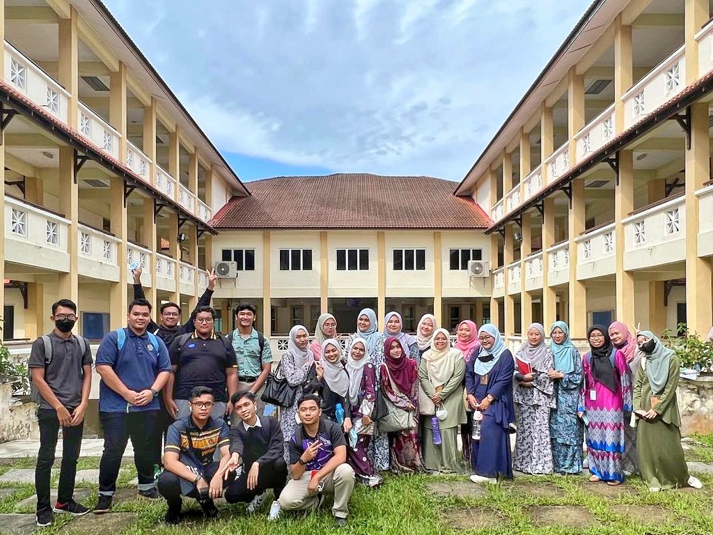 izzahjerr's tweet image. Gotta put it here also 🤓

#NewClassmates