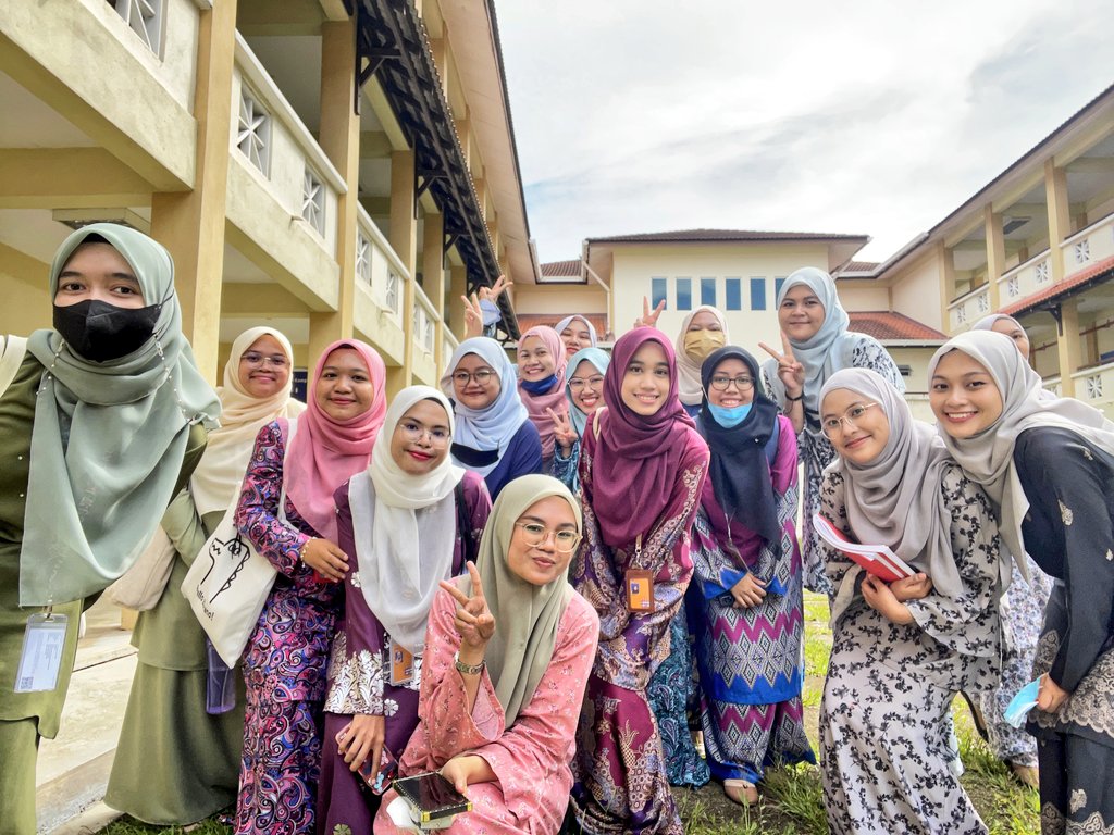 izzahjerr's tweet image. Gotta put it here also 🤓

#NewClassmates