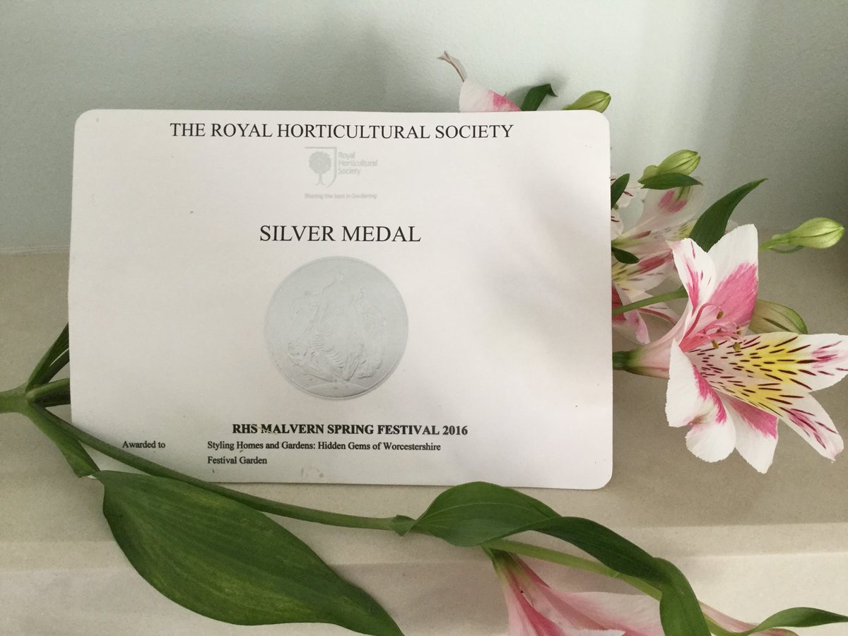 6 years ago today I won a Silver Medal, and the People's Choice Award <a href="/MalvernShows/">RHS Malvern Spring & Autumn Shows</a>  and chatted to Alan Titchmarsh MBE. Now I'm off to London to create my first garden at #RHSChelsea! 🌷Wish me luck 🍀
#RHSChelsea #WorcestershireHour #GardensHour