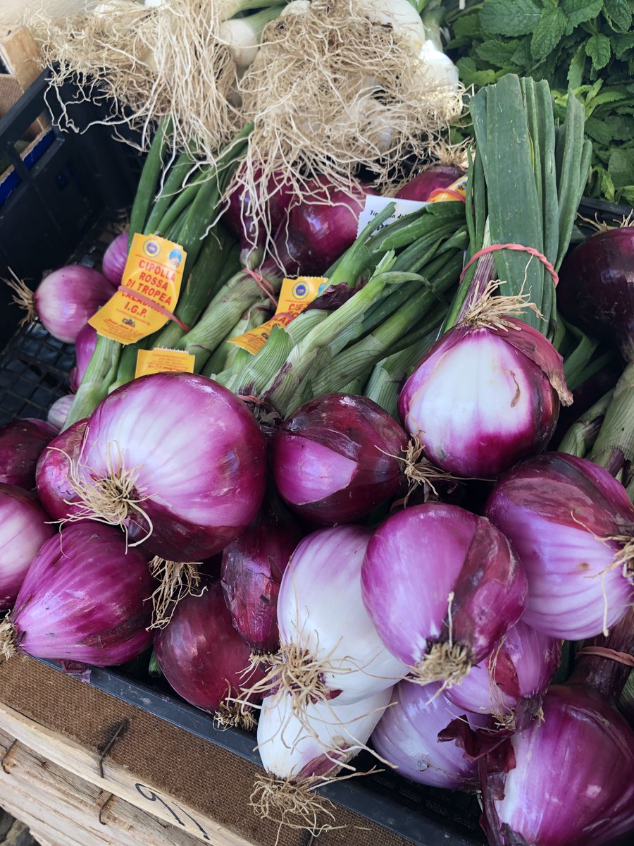 CiaoItaliaShow's tweet photo. Well, I found my #treasure on the island of #ortigia! I need to stock up for yet another season of #ciaoitalia! #spices, #kiwi, #gralic, #redonion, and #capers! It's time to come home. #buonappetito @PBS @PBSFood @NHPublicTV #recipes at https://t.co/90Yh51sXWm! https://t.co/y9fkOArSpD