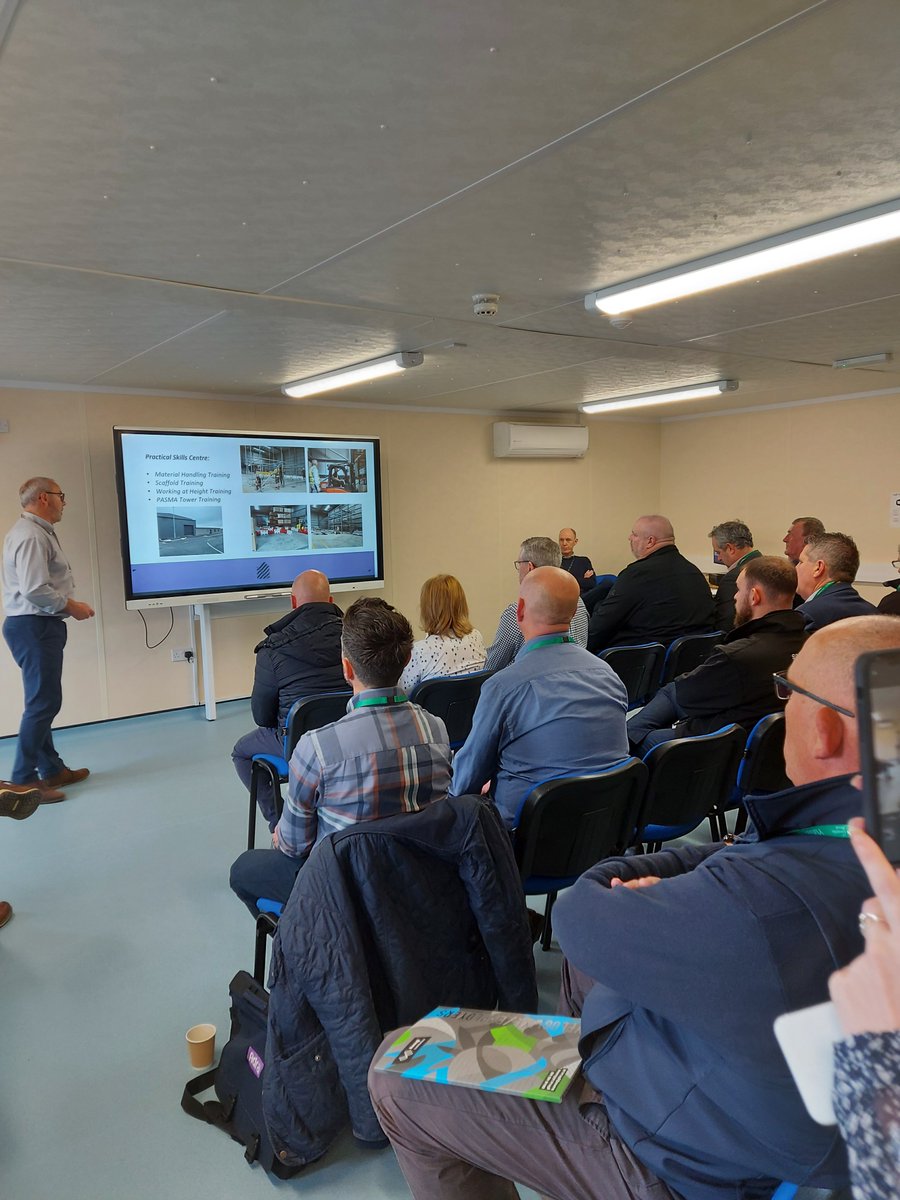 JulieStokesJon4's tweet photo. Am ddiwrnod gwych! Diolch i dros 50 o fusnesau a 20 arddangoswyr adeiladwaith fynychodd ei'n digwyddiad yn CIST @BusnesLLM  &amp; @ColegMenai, #Llanegfni ir sector adeiladwaith bore ma.

Mor falch o gael dangos beth sydd i gynnig o ran prentisiaethau a cyrsiau 👍 https://t.co/gdGppUvljE