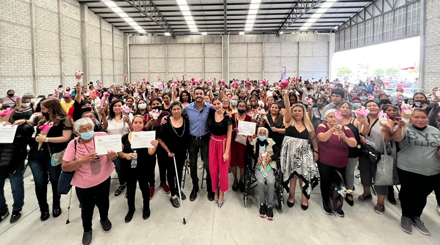#Puebla | <a href="/tonolopezruiz/">Toño López Ruiz</a> celebra con 350 mujeres el Día de las Madres

“Reconocemos, una vez más, el lugar tan especial que tienen en nuestras vidas. Aprendo de su gran ejemplo y siempre van a contar conmigo”, señaló el legislador.👩

bit.ly/3w27cBO