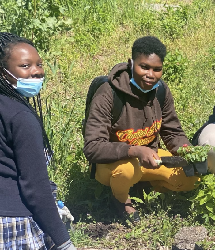 CprepBronx's tweet photo. Our #CPREPBronx Garden Club is all about keeping the Earth GREEN! This week they showed their Green Thumbs to the CO-OP City Community Garden 🌻🏡 #wearecapitalprep https://t.co/kuhF3sbEru
