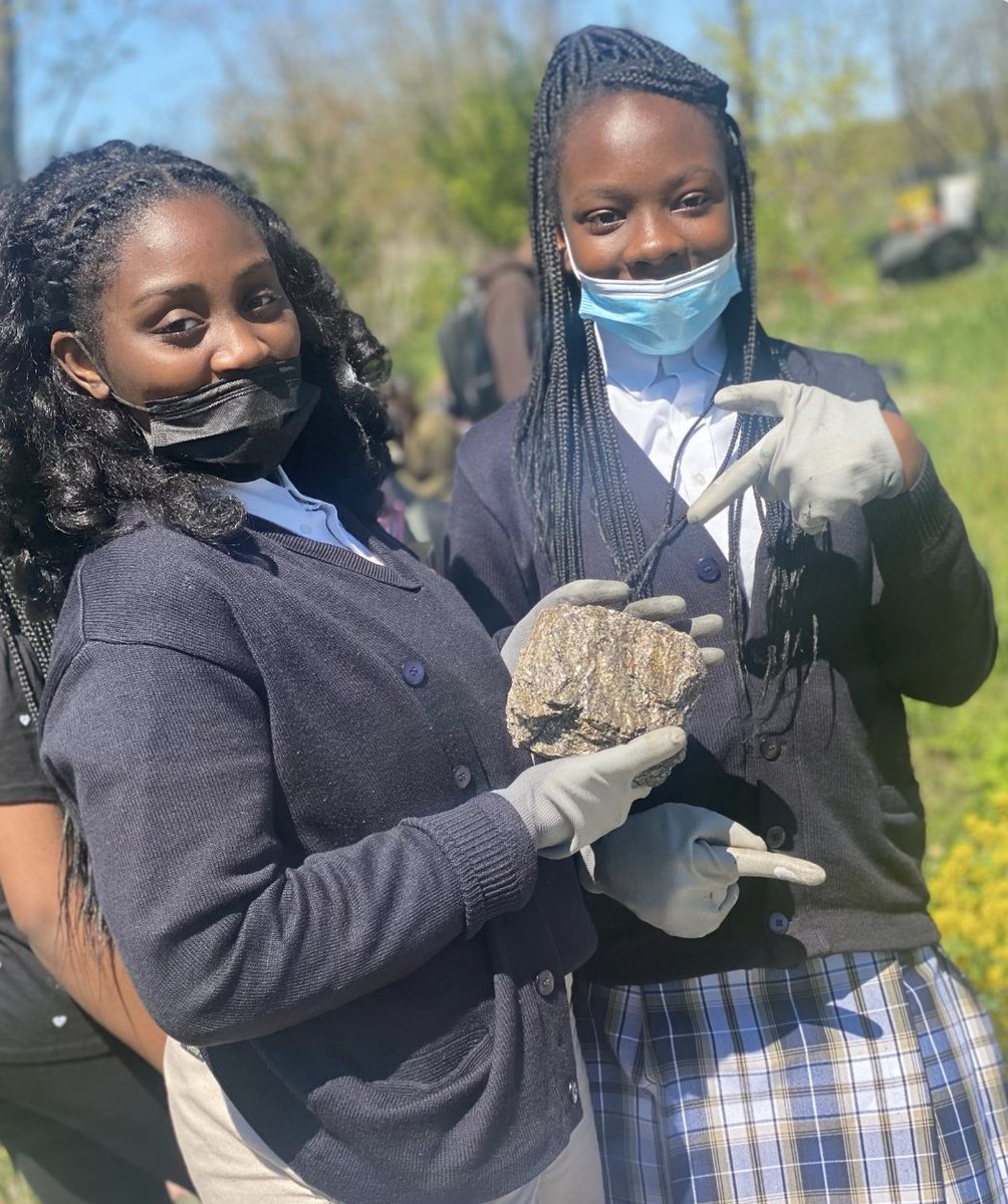 CprepBronx's tweet photo. Our #CPREPBronx Garden Club is all about keeping the Earth GREEN! This week they showed their Green Thumbs to the CO-OP City Community Garden 🌻🏡 #wearecapitalprep https://t.co/kuhF3sbEru