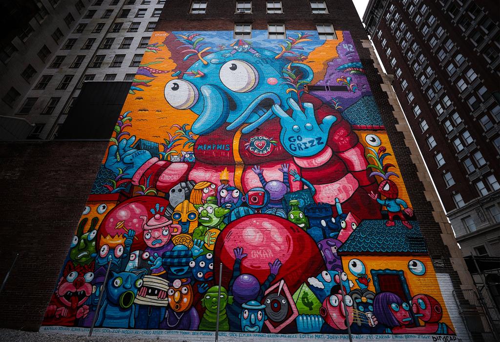 DailyMemphian's tweet photo. A new mural on the Exchange Building is both a NFT and it has been “gadgetized” as a way for visitors to donate to St. Jude using cryptocurrency. ⁠Read more about Michael "Birdcap" Roy's inspirations and where giving back meets cryptocurrency: https://t.co/n53UEemndF https://t.co/Ptxp4eirlE