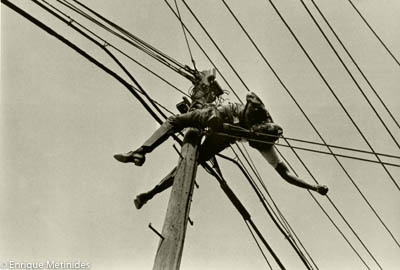 CuartoscuroMex's tweet photo. Esta mañana se confirmó la muerte del maestro de la fotografía de nota roja Enrique "El niño" Metinides, quien se inició en el oficio periodístico a los nueve años. Descanse en paz https://t.co/Atw0SIodI1 https://t.co/jaGhojDwym