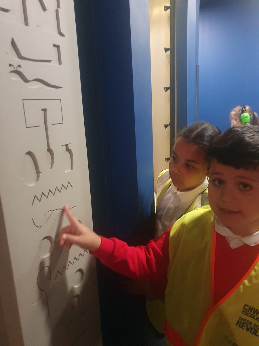 dosbarth3PG's tweet photo. We loved exploring the ancient Egyptian artifacts 🧟‍♂️⚰️ @YsgolEmmanuel https://t.co/fOxMCxV8rn