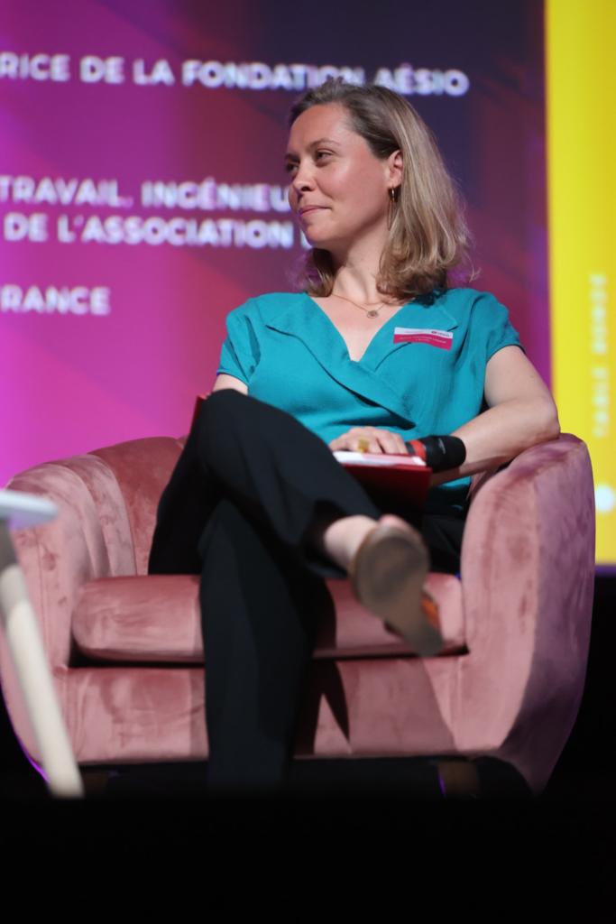 FondationAesio's tweet photo. 🗨 Pour Jeanne Gauthier-Lenoir, psychologue du travail et directrice du comité scientifique de #LBURN, les attendus sociétaux pèsent sur les femmes en termes de charge domestique. Ce double travail (rémunéré et non) peut entraîner une souffrance psychique intense. #BienEtreMental https://t.co/f3lTHWHqUc