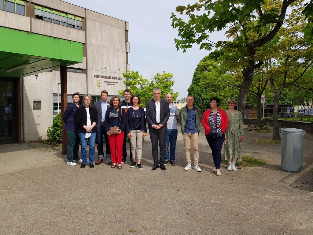 sauxmarais's tweet photo. La délégation du lycée Sauxmarais rencontre ses homologues du lycée BBSII de Northeim ainsi que le maire et son équipe pour préparer les mobilités élèves. Un accueil chaleureux et professionnel pour construire notre projet européen #Erasmus https://t.co/KwriIlM7nq
