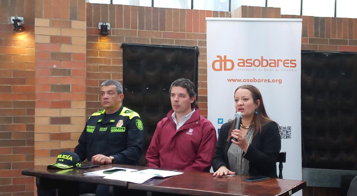Asobares's tweet photo. Firma del pacto base para la creación de la #RedCuidadana @Asobares @SeguridadBOG @PoliciaBogota https://t.co/aybDgUE6jD