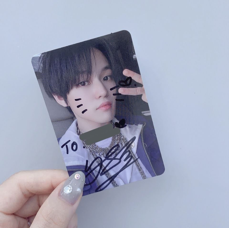 thinkskzdrm's tweet photo. bringing this back when a kstayzen met felix but only had a chenle photocard for him to sign on it, felix signed on it and added some cat whiskers on chenle 🙁💔 https://t.co/1hzAggJcYq