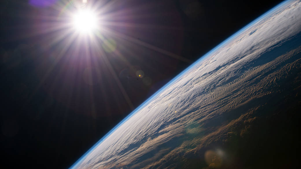 BTeseracto's tweet photo. (1/4) La Tierra gira sobre su eje a una velocidad de hasta 1600 km/h, a su vez se mueve alrededor del Sol a unos 107000 km/h, Sol que a su vez se mueve a 800000 km/h por la galaxia y, por último, esta se mueve a 2,1 millones de km/h respecto al fondo cósmico de microondas. https://t.co/KydE3LVhfE