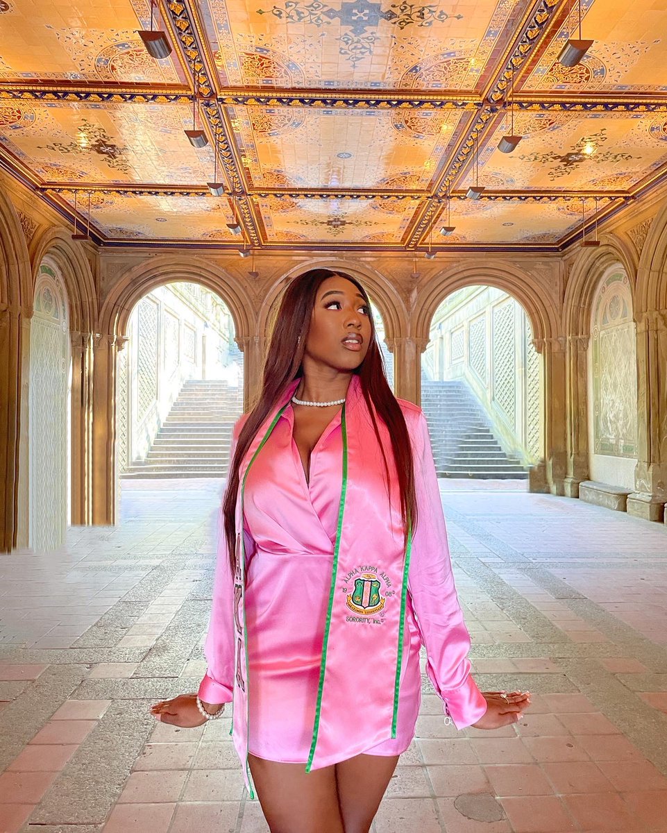 zusiine's tweet photo. In AKA Land, I’m known as “Head of St8te” 👑💗💚 #8
#PHirstdayout #AKA1908 https://t.co/Aar60fIaXX