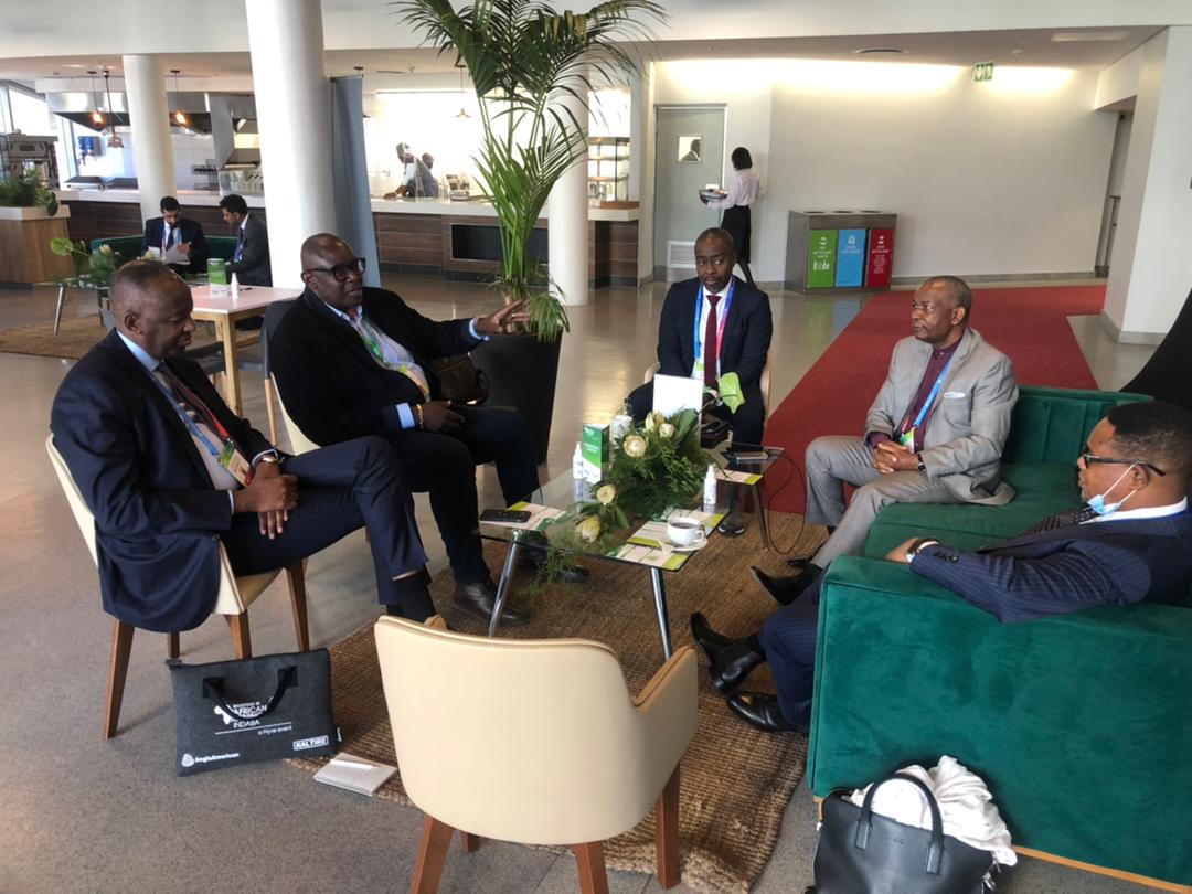 flambeau_eco's tweet photo. Sommet Mining Indaba: Tenu en Sud'Af, S.E.M Eberande s'est entretenu avec des acteurs miniers. Les échanges ont porté sur la mise en œuvre de la traçabilité minière par la technologie Codes-À-Barre cela afin de garantir une meilleure adoption de cet outil dans le secteur minier. https://t.co/tKIry0848z