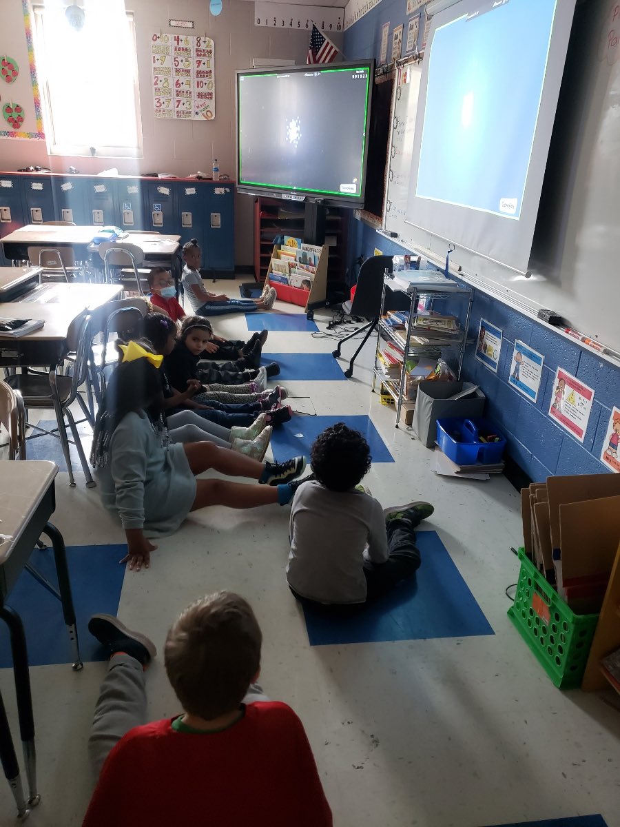 ThomasEdisonES's tweet photo. Ms. Smith's class having a mindful minute after coming in from recess for Tune-In To You Tuesday!!! @MNPS_kidshealth #MNPSWellnessWeek2022 #EdisonElementary #MNPSWellnessWeek2022 #tuneintoyoutuesday https://t.co/CEAisCIPxv