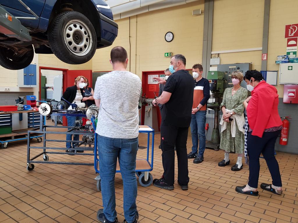 sauxmarais's tweet photo. La délégation du lycée Sauxmarais rencontre ses homologues du lycée BBSII de Northeim ainsi que le maire et son équipe pour préparer les mobilités élèves. Un accueil chaleureux et professionnel pour construire notre projet européen #Erasmus https://t.co/KwriIlM7nq