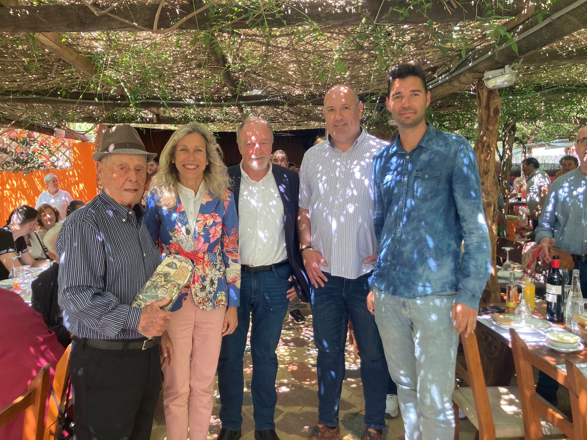 Carmen__Ferrer's tweet photo. Hoy hemos celebrado los 50 años de Cas Pagès. Medio siglo manteniendo la esencia de la gastronomía tradicional ibicenca, una muestra perfecta de #tradiciónalacarta.  También hemos felicitado a Toni por sus 90 años. Molts anys i bons!! https://t.co/wKbkX7IXgj