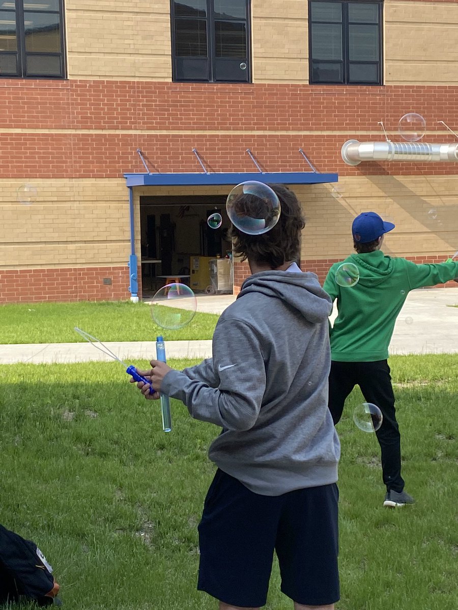 NPGrizzlyLib's tweet photo. Today we went outside to enjoy our outdoor space. We blew bubbles, read riddles (a lot of them) and drew with sidewalk chalk. Now we just need to get some official patio furniture #enjoytheday #sunshine #outdoorlibrary #libraryriddles https://t.co/abr9CVlkxW