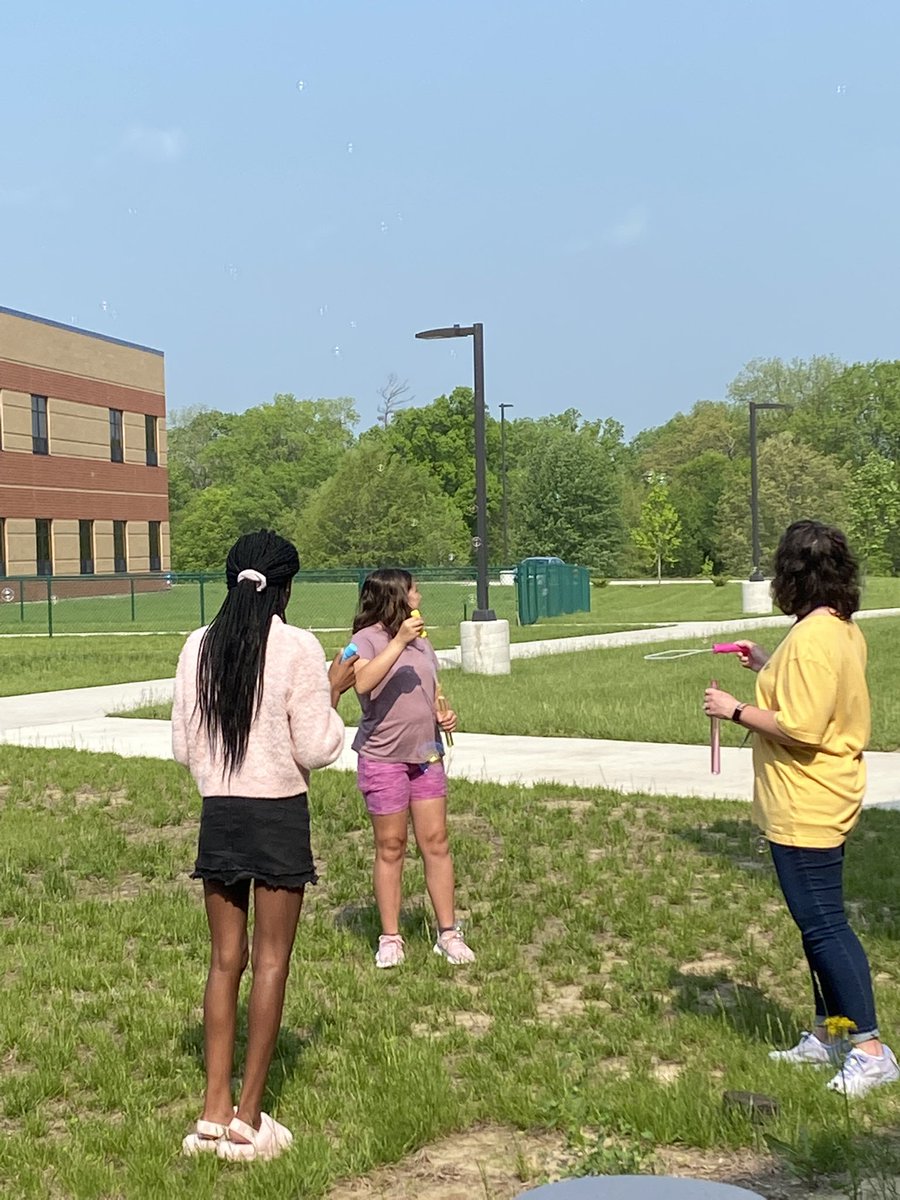NPGrizzlyLib's tweet photo. Today we went outside to enjoy our outdoor space. We blew bubbles, read riddles (a lot of them) and drew with sidewalk chalk. Now we just need to get some official patio furniture #enjoytheday #sunshine #outdoorlibrary #libraryriddles https://t.co/abr9CVlkxW