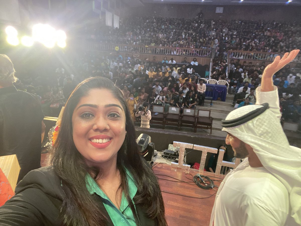 snehamohandoss's tweet photo. What could be a proud moment to pre launch the global initiative where I was been in that crowd 10yrs back ! Yes ! #secureourcity #SECURECAM pre launch in front of 10,000 students at Ethiraj college,on the occasion of college day #srishti https://t.co/svXxiIiOLw