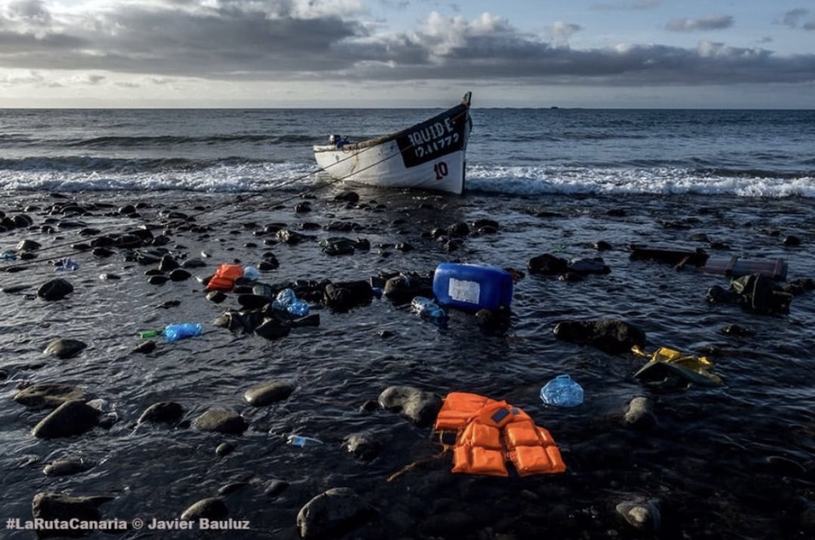 [cas] En la ultimas 48 horas, al sur de Canarias, en la conocida como “Ruta Canaria”, han muerto 72 personas en dos naufragios. 

❌¡Nadie merece un final así!

Reforzar fronteras y no dar una vía de escape ¡MATA!

#corredoreshumanitarios #LaRutaCanaria 

📷 <a href="/javierbauluz/">Javier Bauluz</a>