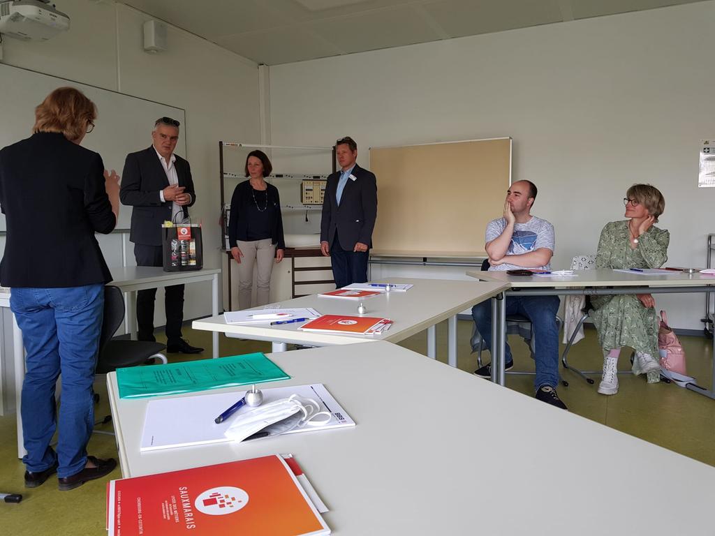 sauxmarais's tweet photo. La délégation du lycée Sauxmarais rencontre ses homologues du lycée BBSII de Northeim ainsi que le maire et son équipe pour préparer les mobilités élèves. Un accueil chaleureux et professionnel pour construire notre projet européen #Erasmus https://t.co/KwriIlM7nq