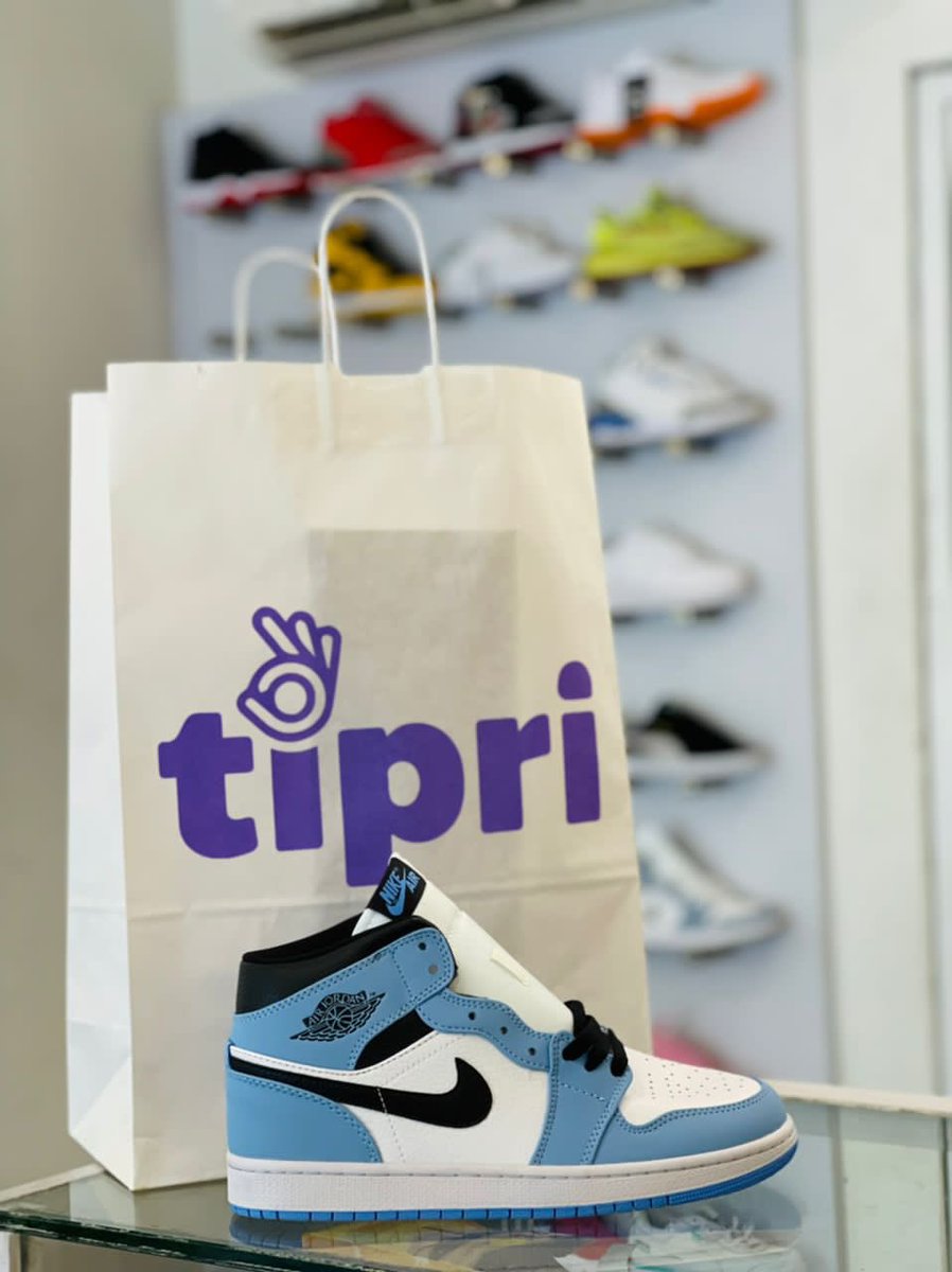 Tipriht's tweet photo. New stock de sneakers !!!! https://t.co/ZqiDasWrJv