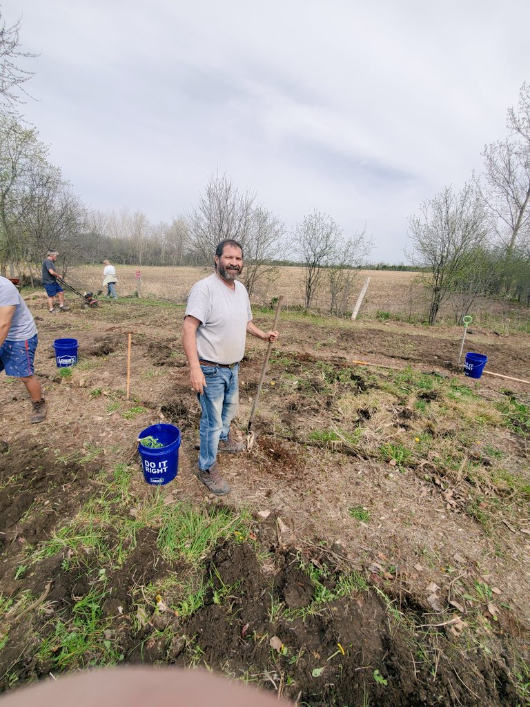 DRNPHC's tweet photo. What a great group of people that came together today to build raised garden beds! @TNDF_Foundation @WeGrowFoodOsh @drnphc @TownshipOfBrock #cannington #communityhousing #inclusivegardening #newhorizonsforseniors #grant #brocktownship https://t.co/Wxsn8bInoU