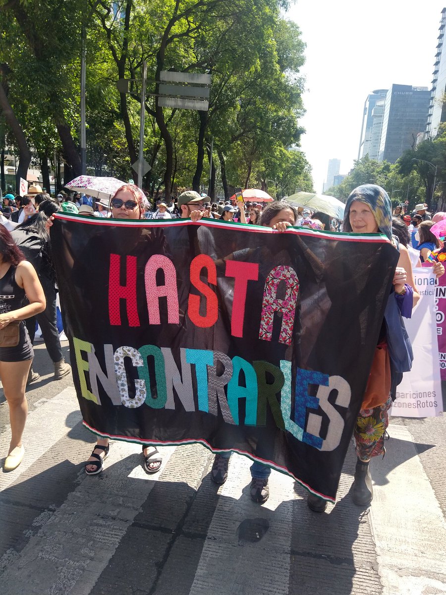 indioverdem's tweet photo. Todas son causas juntas, lo lamentable los acarreados, no accedieron a preguntas solo a medio de comunicación chayoteros muy mediático y tendencioso incluso con ecenografias para un documental, siendo sarcástico falto haceme un selfie y con la mano hacer la V https://t.co/YcEIVviA9Z