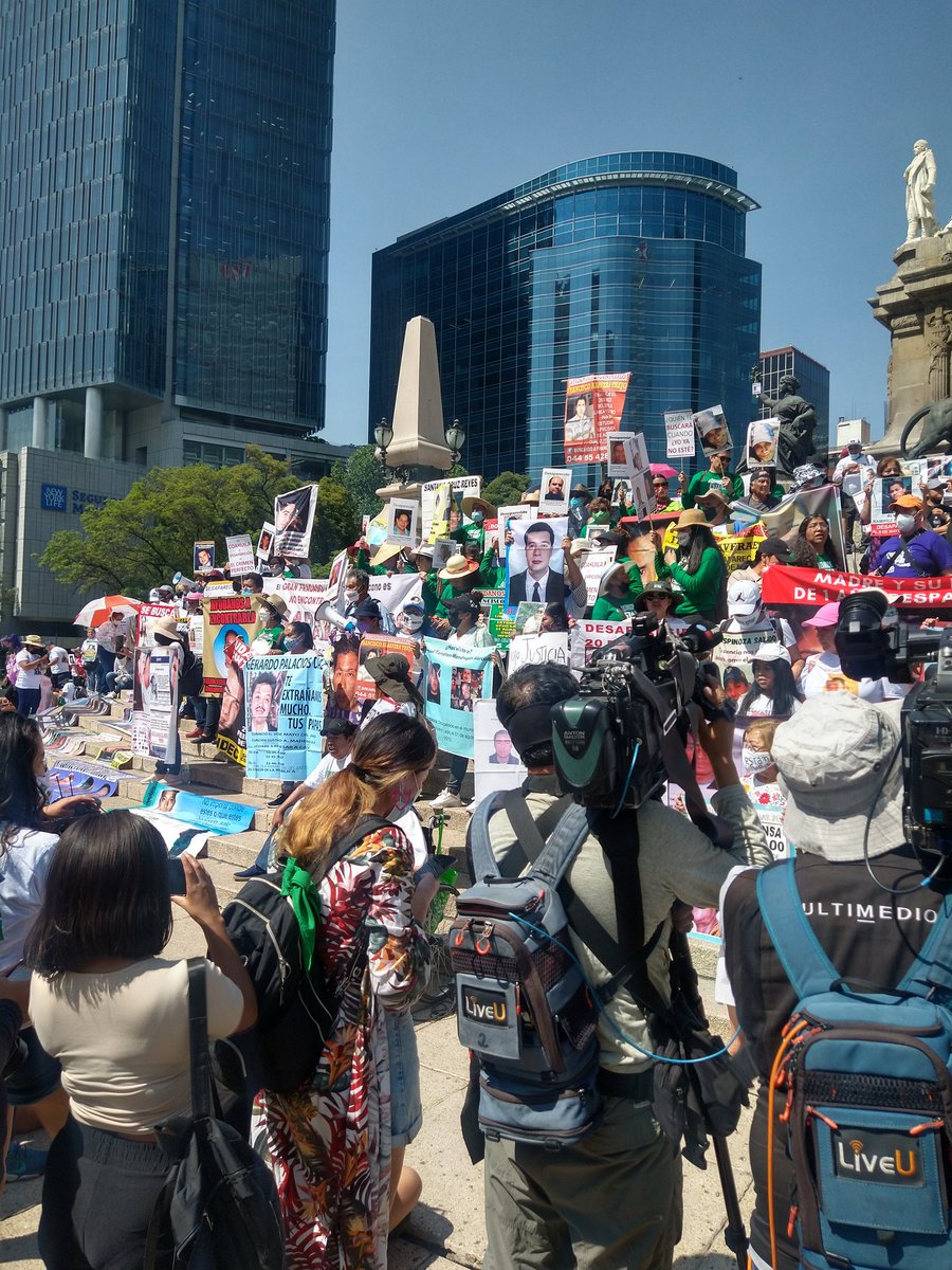 indioverdem's tweet photo. Todas son causas juntas, lo lamentable los acarreados, no accedieron a preguntas solo a medio de comunicación chayoteros muy mediático y tendencioso incluso con ecenografias para un documental, siendo sarcástico falto haceme un selfie y con la mano hacer la V https://t.co/YcEIVviA9Z