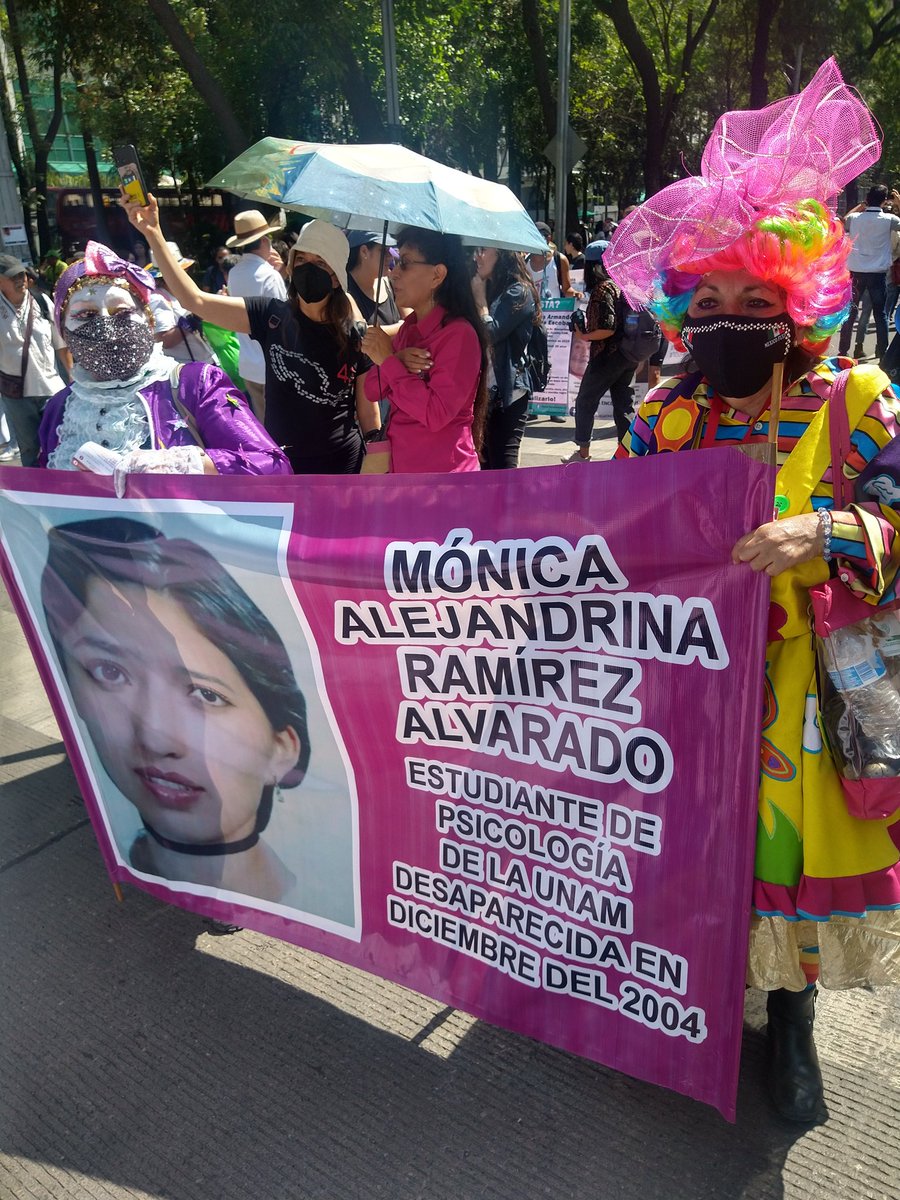 indioverdem's tweet photo. Todas son causas juntas, lo lamentable los acarreados, no accedieron a preguntas solo a medio de comunicación chayoteros muy mediático y tendencioso incluso con ecenografias para un documental, siendo sarcástico falto haceme un selfie y con la mano hacer la V https://t.co/YcEIVviA9Z