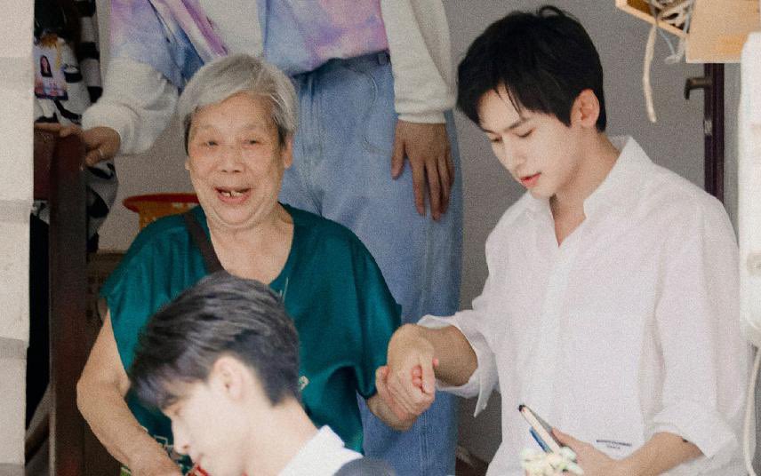 BlueRosesForHer's tweet photo. Donated to my Local Elderly Home in the name of #Zhangzhehan ‘s 31st birthday. Han Han, We love you, adore you, miss you and are waiting for you. 

#生日快乐张哲翰。爱你爱你爱你🥰 https://t.co/PvzKU6gQvV