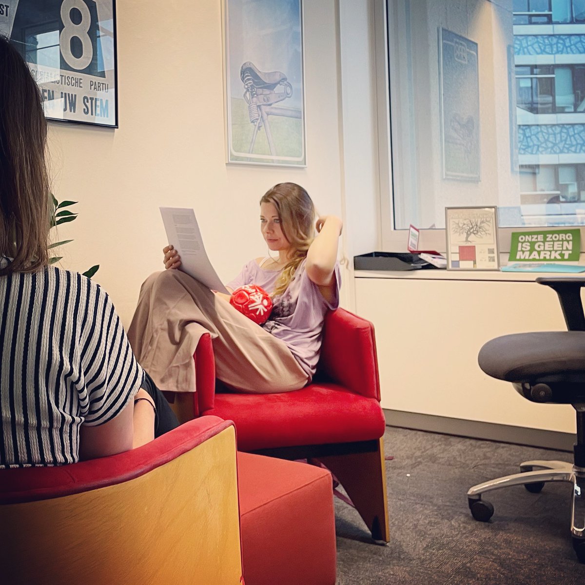 Lisawesterveld's tweet photo. Samen met collega @Yorinde de laatste stukken aan het doornemen voor het debat morgen over de GGZ.

Onze belangrijkste oproep: minister, voorkom dat specialistische instellingen moeten sluiten.

En voor wie het nog niet heeft gedaan: teken de petitie van @RedDeGGZ! ✍🏼 https://t.co/cbL9VxJqhO