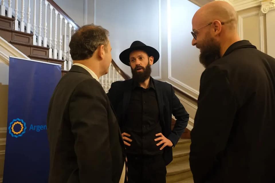 culturalesarg's tweet photo. Con el objetivo de presentar obras de teatro y películas argentinas, se realizó en @ARGenNewYork la presentación del primer film de los hermanos @LeandroTaub y Jonathan Taub: "Externo". https://t.co/iZ9EhQjfsn