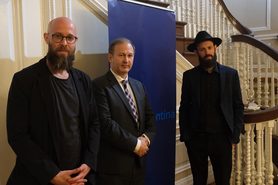 culturalesarg's tweet photo. Con el objetivo de presentar obras de teatro y películas argentinas, se realizó en @ARGenNewYork la presentación del primer film de los hermanos @LeandroTaub y Jonathan Taub: "Externo". https://t.co/iZ9EhQjfsn