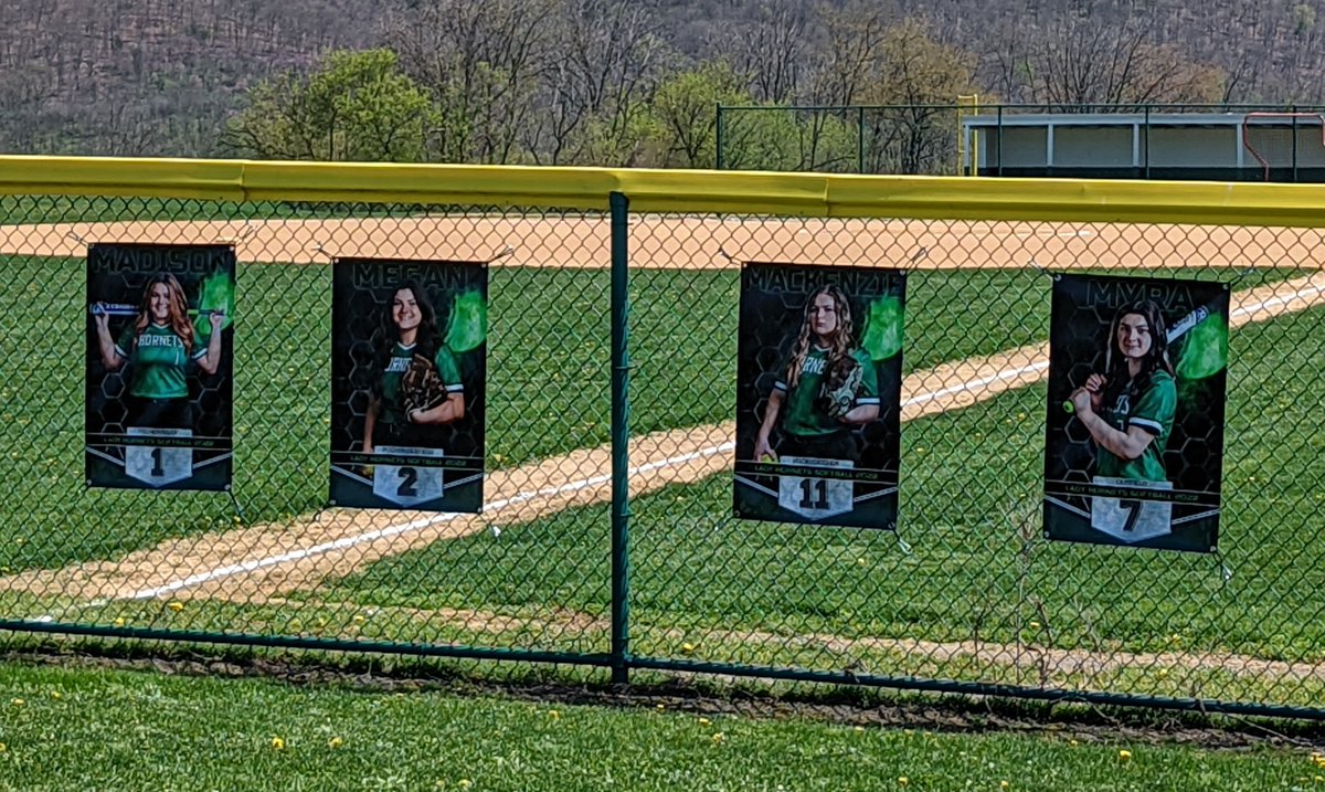 JVHornetsSB's tweet photo. Senior Day! 😎🎓 #jvsb #hornets 💚🥎 https://t.co/mPs5izLFHR