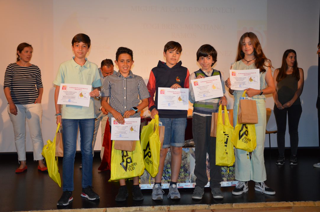 jymvedruna's tweet photo. Enhorabuena a Pablo Fernández de 4°ESO único representante de su categoría y a Miguel Alcalde y Paula Santiago, de 6º EP, por ser dos de los seis premiados entre los 150 niños. Todos han participado en la IV Olimpiada Provincial de Matemáticas promovida por  @socylemva https://t.co/TtpS2BfFxZ