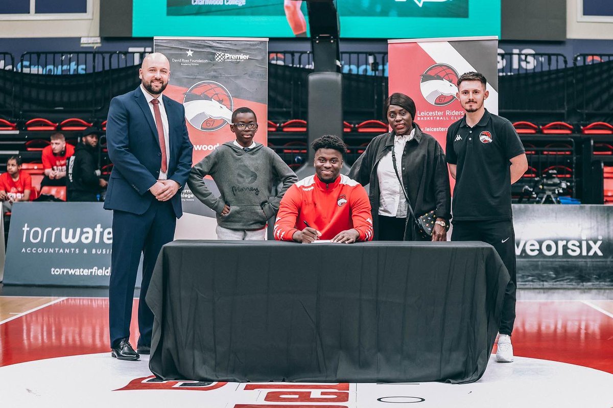 CharnwoodBball's tweet photo. 👏 On court presentations for our graduates. https://t.co/3efLhSFx8E