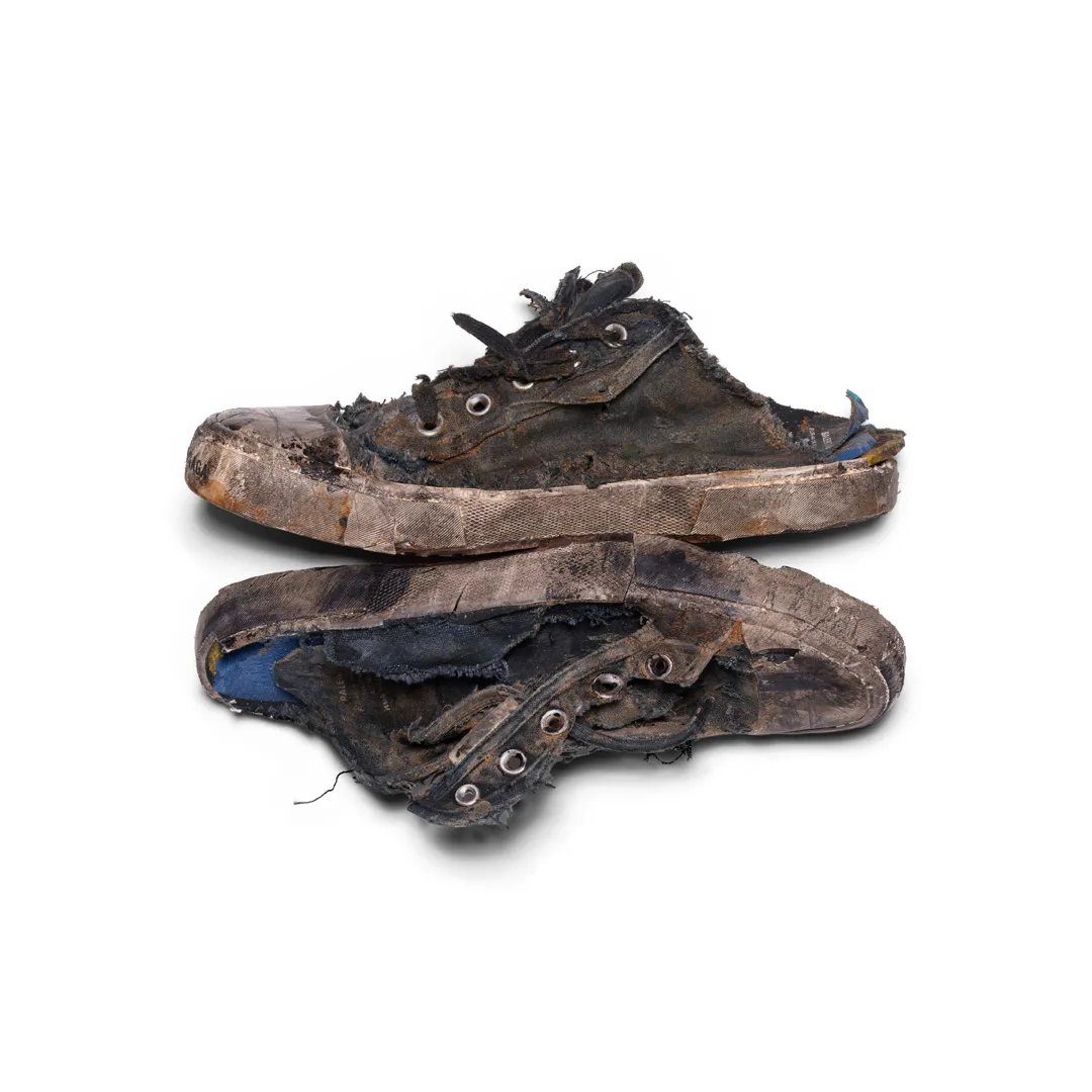 YouAreMyBezoar's tweet photo. Balenciaga lanzó sus nuevas zapatillas Paris que *obviamente* se volvieron virales por su extremado desgaste. Esas fotos son parte de la campaña que quiere comunicar que "las zapatillas son para toda la vida" 
Pero la zapatilla que venden NO es la de las fotos virales. https://t.co/wvG0NUPRVQ