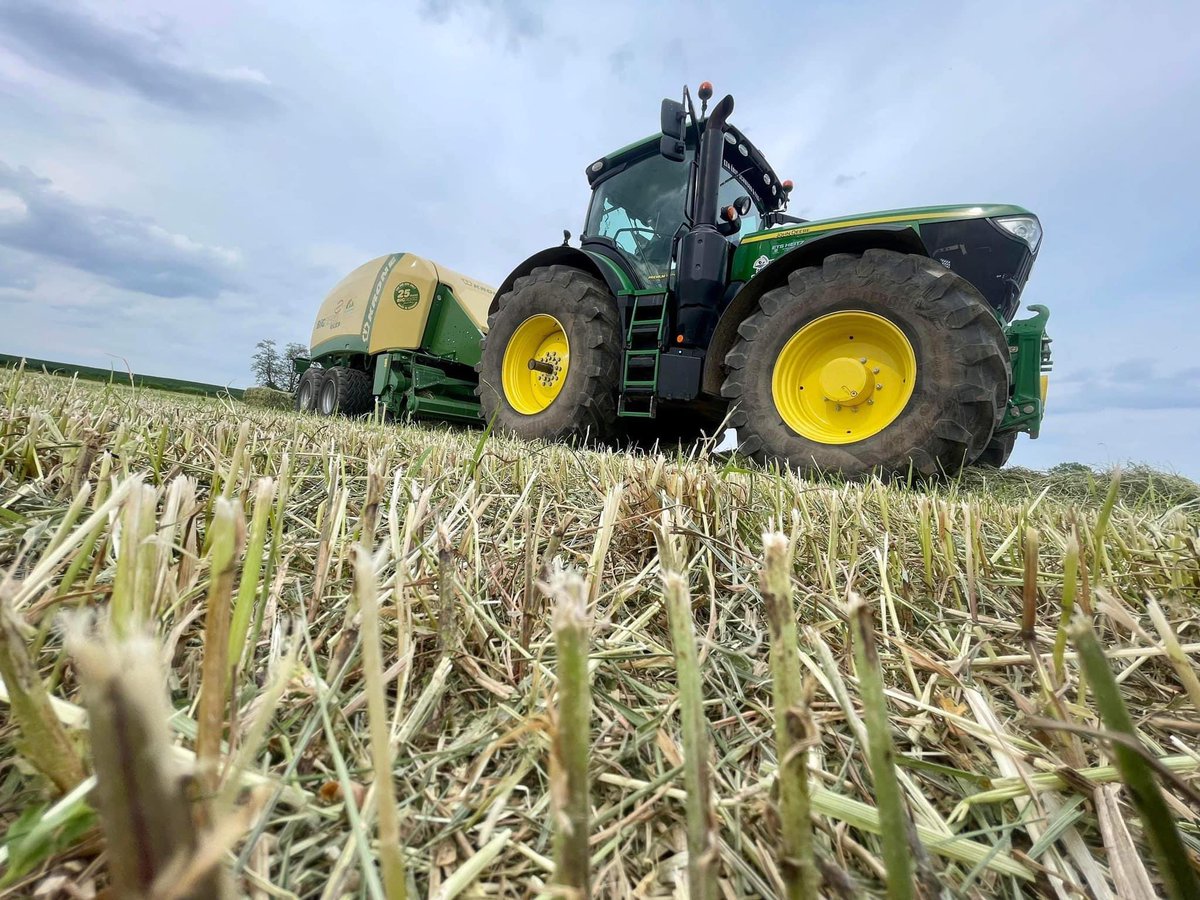 KroneFrance's tweet photo. 📸 La BiG Pack 1270 de l’ ETA Éric Schwoob est partie pour la campagne 2022 ! 😀
👋 Bonne saison à eux ! 😉
#krone #thepowerofgreen #kronected #bigpack #agriculture https://t.co/WwJLylpFll